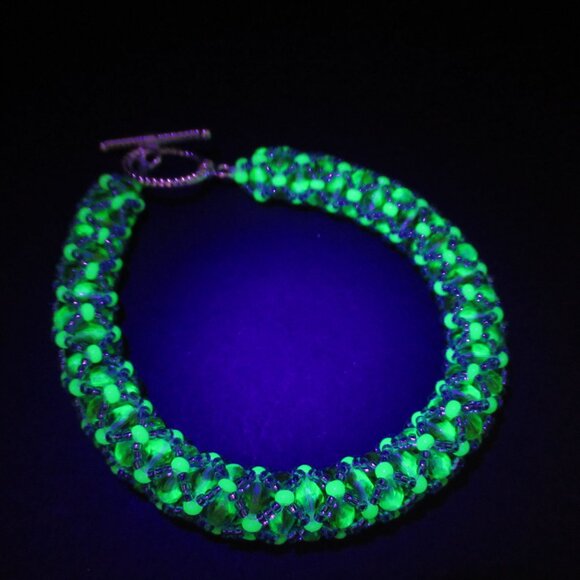 Netted Czech Uranium glass bead bracelet - Picture 10 of 10